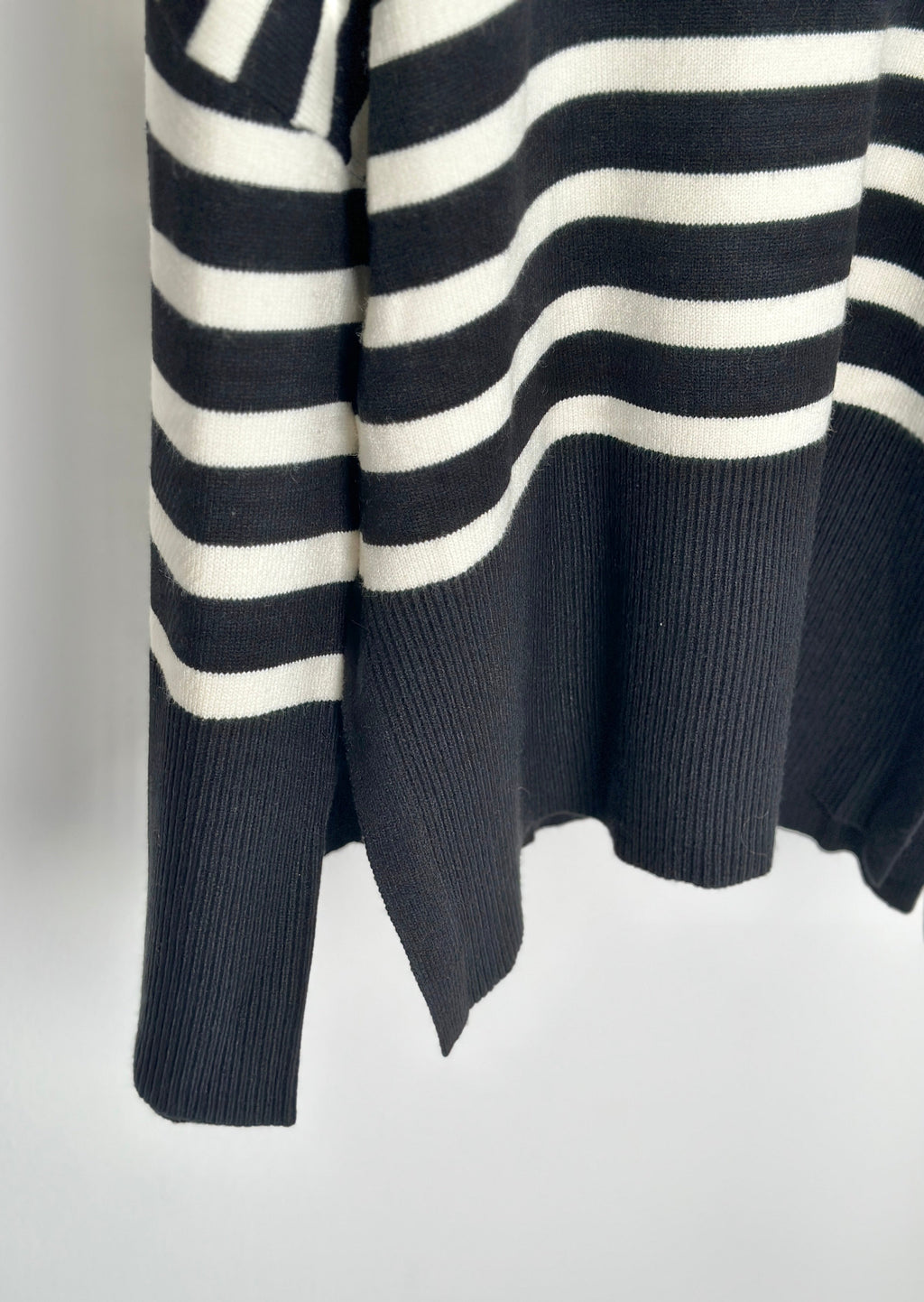 Rollkragen Pullover "Nilla" - Stripes - Black/White